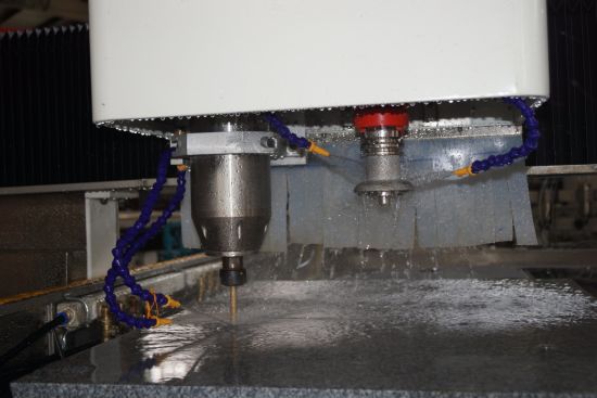 Máquina CNC de piedra Bd1630 aplicada en un sistema de control avanzado de mármol para líneas en forma de encimera
